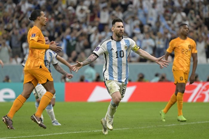 Kapten timnas Argentina, Lionel Messi, merayakan gol ke gawang timnas Belanda dalam laga perempat final Piala Dunia 2022 di Stadion Lusail, Jumat (9/12/2022).