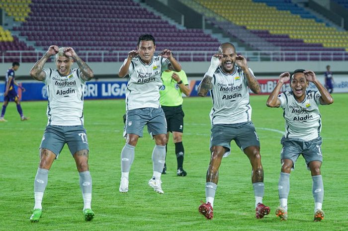 Pemain Persib Bandung saat melakukan selebrasi usai mencetak gol ke gawang Persik Kediri, Rabu (7/12).