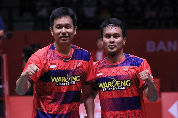 Pasangan ganda putra Indonesia, Mohammad Ahsan/Hendra Setiawan, berpose setelah mengalahkan Ong Yew Sin/Teo Ee Yi dari Malaysia pada semifinal BWF World Tour Finals 2022 di Nimibutr Arena, Bangkok, 10 Desember 2022.