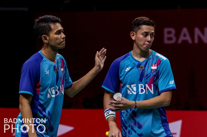 Pasangan ganda putra Indonesia, Fajar Alfian/Muhammad Rian Ardianto, saat menghadapi Liu Yu Chen/Ou Xuan Yi dari China pada semifinal BWF World Tour Finals 2022 di Nimibutr Arena, Thailand, 10 Desember 2022.
