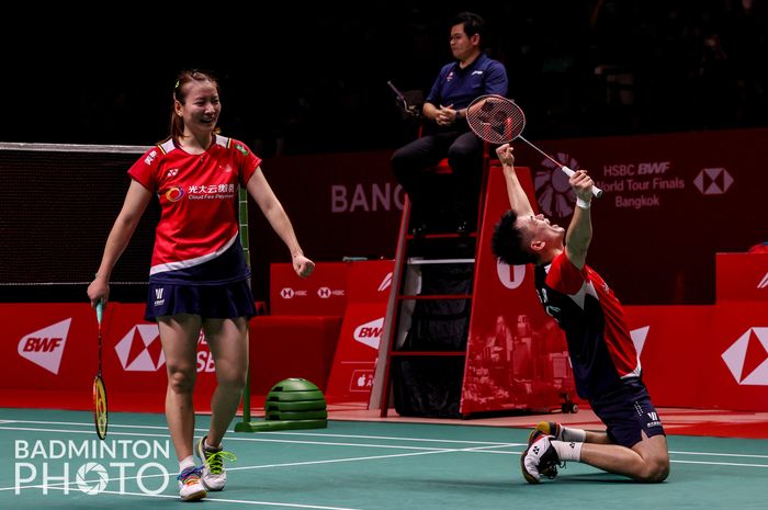 Pasangan ganda campuran China Zheng Si Wei/Huang Ya Qiong merayakan kemenangan mereka atas Dechapol Puvaranukroh/Sapsiree Taerattanachai dari Thailand pada final BWF World Tour Finals 2022 di Nimibutr Arena, Bangkok, Thailand, 11 Desember 2022.