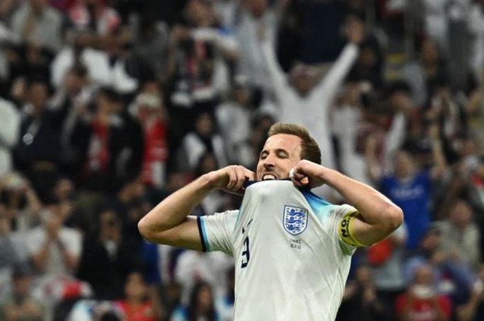 Ekspresi striker Inggris, Harry Kane, usai gagal mencetak gol penalti pada laga melawan Prancis di babak perempat final Piala Dunia 2022.
