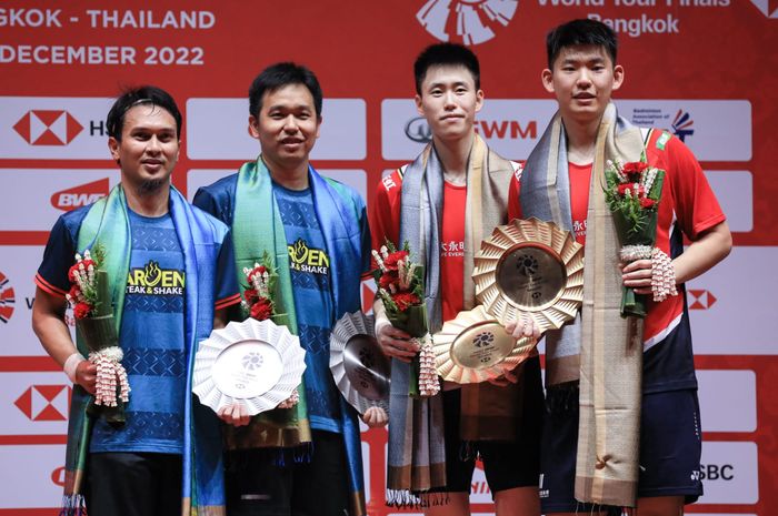Pasangan ganda putra Indonesia, Mohammad Ahsan/Hendra Setiawan, di podium BWF World Tour Finals 2022, bersama Liu Yu Chen/Ou Xuan Yi, di Nimibutr Stadium, Bangkok, Thailand, Minggu (11/12/2022).