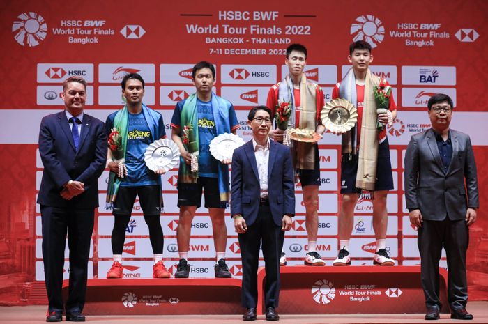 Pasangan ganda putra Indonesia, Mohammad Ahsan/Hendra Setiawan, di podium BWF World Tour Finals 2022, Nimibutr Stadium, Bangkok, Thailand, Minggu (11/12/2022).