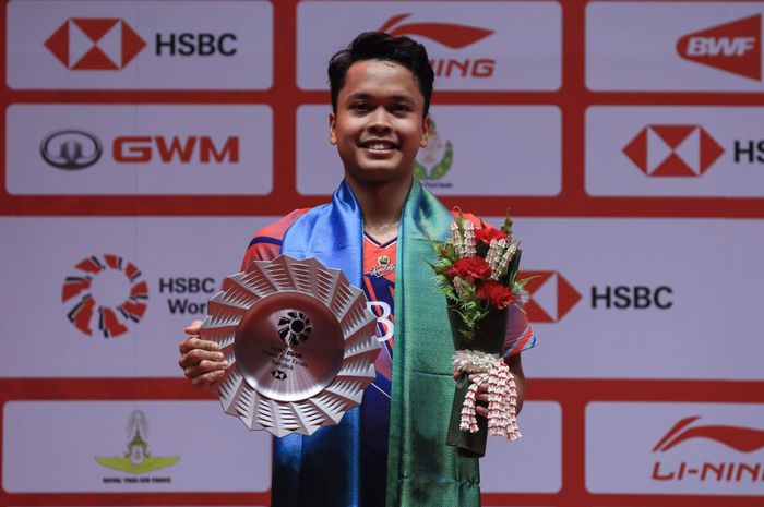 Tunggal putra Indonesia, Anthony Sinisuka Ginting, berdiri di podium BWF World Tour Finals 2022, Nimibutr Stadium, Bangkok, Thailand, Minggu (11/12/2022).