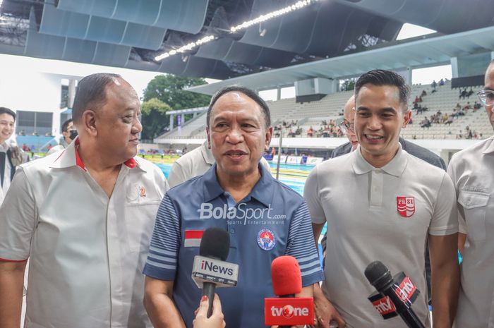 Menteri Pemuda dan Olahraga Republik Indonesia, Zainudin Amali (tengah), sedang memberikan keterangan kepada awak media di Stadion Akuatik, Senayan, Jakarta, 12 Desember 2022.