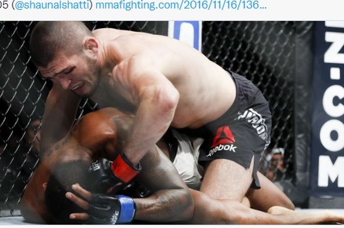 Momen duel Khabib Nurmagomedov (atas) dengan Michael Johnson, yang membuat komentator UFC, Joe Rogan panik takut Si Elang membuat lawan cedera parah.