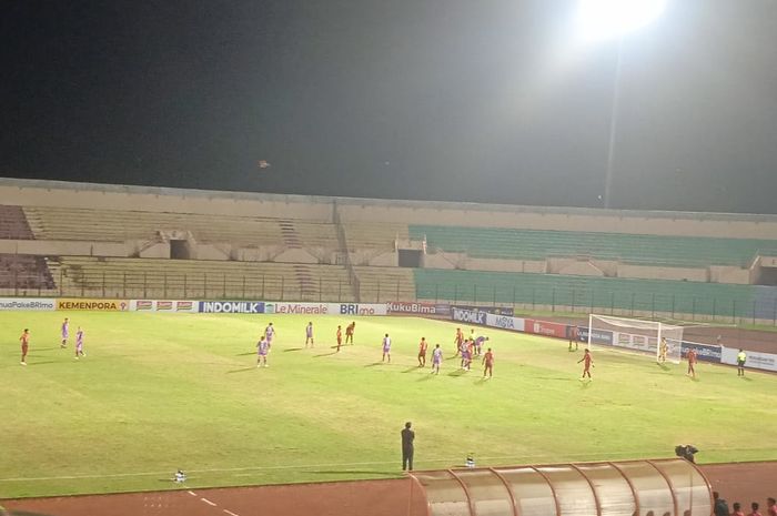 Suasana jelang pemain Persita Tangerang, Ramiro Fergonzi mengeksekusi penalti ke gawang RANS Nusantara FC pada lanjutan pekan ke-13 Liga 1 2022/2023 di Stadion Sultan Agung, Bantul, Selasa (13/12/2022).
