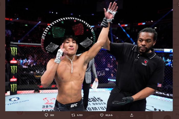 Raul Rosas Jr. saat dipastikan menjadi pemenang dalam pertarungan kontra Jay Perrin di UFC 282, Minggu (11/12/2022)