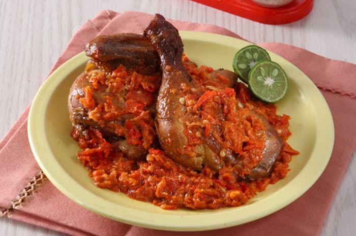 Hidangan ayam bakar sambal penyet. Kuliner pedas manis enak yang cocok jadi lauk makan malam saat Natal.