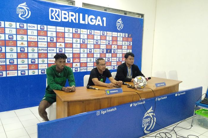 Pelatih Persebaya Surabaya, Aji Santoso dan Alta Ballah dalam konferensi pers usai laga Persebaya Surabaya melawan Persik Kediri