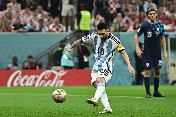 Lionel Messi cetak gol penalti dalam duel semifinal Piala Dunia 2022 antara timnas Argentina vs Kroasia di Stadion Lusail (13/12/2022).