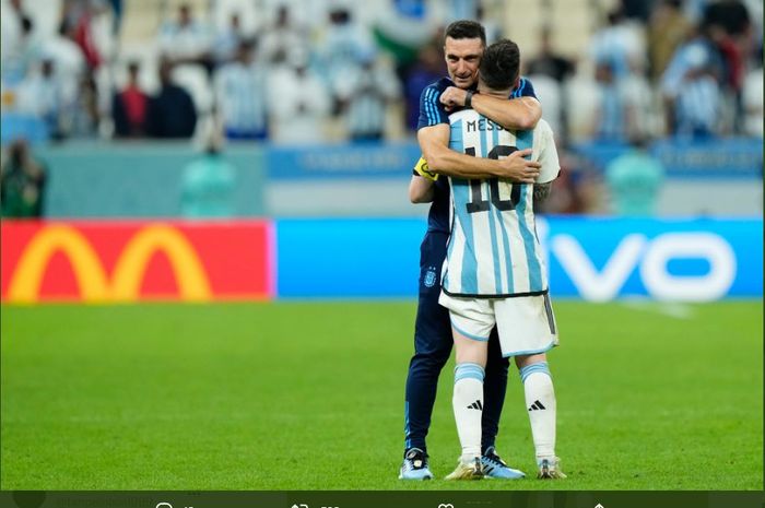Pelatih timnas Argentina, Lionel Scaloni menangis saat dipeluk Lionel Messi usai menang telak 3-0 atas Kroasia di semifinal Piala Dunia 2022.