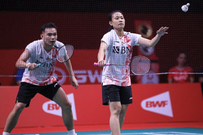 Aksi pasangan ganda campuran Indonesia Rinov Rivaldy/Pitha Haningtyas Mentari ketika menghadapi Dechapol Puavaranukroh/Sapsiree Taerattanachai dari Thailand pada semifinal BWF World Tour Finals 2022 di Nimibutr Arena, Bangkok. Thailand, 10 Desember 2022.