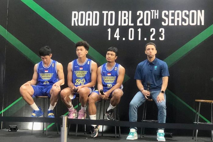 Tim basket Prawira Harum Bandung saat konferensi pers Road to Final IBL 2023 di kawasan Senayan, Jakarta, Rabu (14/12/2022).