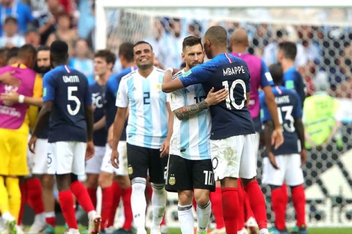 Striker timnas Prancis, Kylian Mbappe (10), berpelukan dengan striker timnas Argentina, Lionel Messi, seusai laga babak 16 besar Piala Dunia 2018.