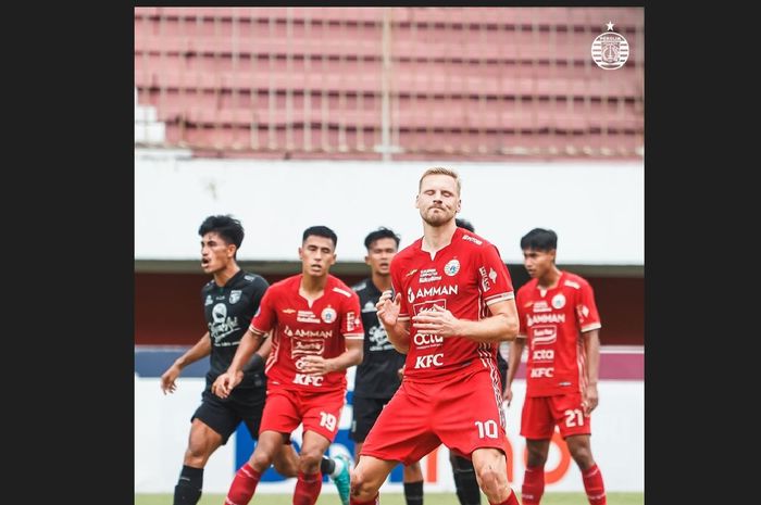 Ekspresi Hanno Behrens setelah gagal mengeksekusi penalti di pertandingan Liga 1 2022-2023 antara Persija Jakarta melawan Persebaya Surabaya.