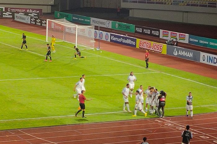 Selebrasi pemain PSIS Semarang Jonathan Cantillana usai menjebol gawang PSS Sleman di Stadion Manahan, Solo, Jumat (16/12/2022).