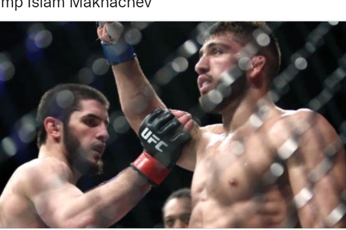 Islam Makhachev (kiri), dan Arman Tsarukyan (kanan) dalam duel mereka di oktagon UFC pada tahun 2019.