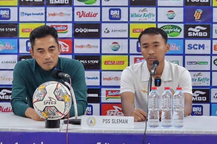  Pelatih PSS Sleman, Seto Nurdiantoro dalam konferensi pers usai kalah 0-1 dari PSIS Semarang pada lanjutan pekan ke-15 Liga 1 2022/2023 di Stadion Manahan, Solo pada Jumat (16/12/2022).         