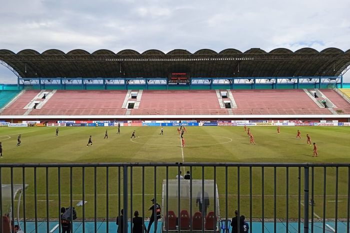 Suasana pertandingan Persija Jakarta vs Persebaya Surabaya di Stadion Maguwoharjo, Sleman, Jumat (16/12/2022).