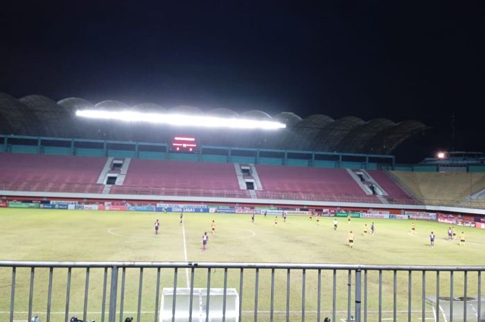 Suasana pertandingan Rans Nusantara FC vs Bhayangkara FC di Stadion Maguwoharjo, Sleman, Jumat (16/12/2022).