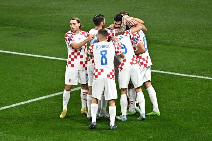 Para pemain timnas Kroasia merayakan gol yang dicetak oleh Josko Gvardiol (20) ke gawang timnas Maroko pada partai perebutan tempat ketiga Piala Dunia 2022, Sabtu (17/12/2022).