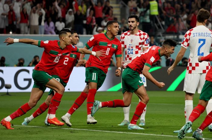 Bek timnas Maroko, Achraf Dari (20), merayakan gol yang dicetaknya ke gawang timnas Kroasia pada partai perebutan tempat ketiga Piala Dunia 2022, Sabtu (17/12/2022).