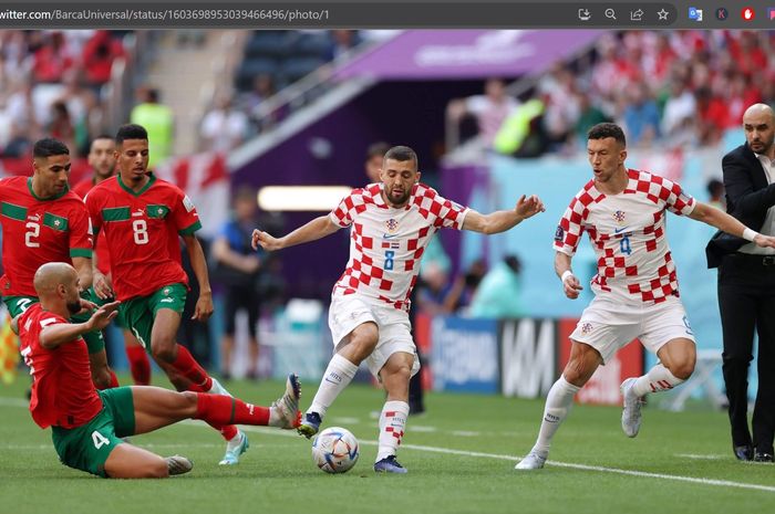 Para pemain timnas Kroasia dan timnas Maroko berebut bola dalam laga pertama fase grup Piala Dunia 2022.