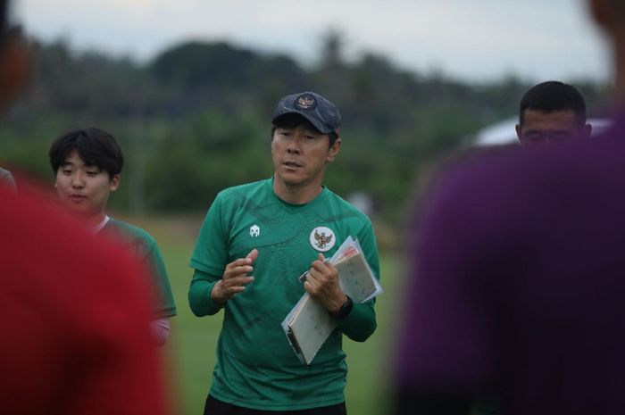 Pelatih Timnas Indonesia Shin Tae-yong memberikan arahan kepada para pemain dalam pemusatan latihan di Bali United Training Center, 16 Desember 2022.