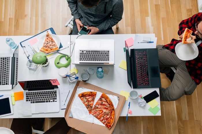Hindari deretan makanan dan minuman ini untuk makan siang