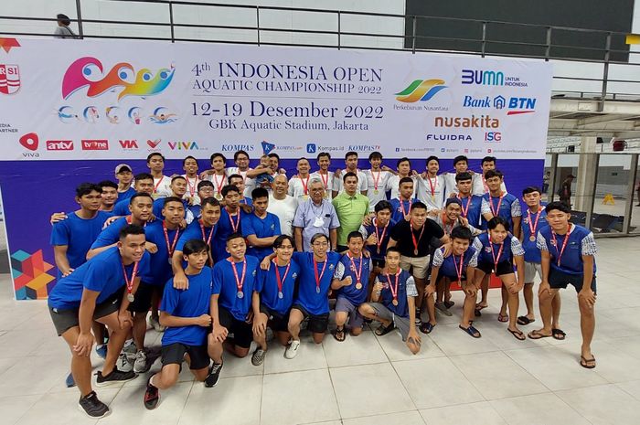 Tim Polo Air Putra DKI Jakarta usai meraih gelar juara pada 4th Indonesia Open Aquatic Championship 2022, Jumat (16/12/2022)