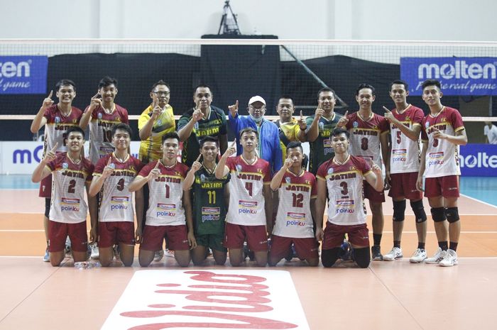 Tim bola voli putra Jawa Timur berpose pada Kejurnas Bola Voli Junior 2022 di Padepokan Voli, Sentul, Bogor, Jawa Barat.