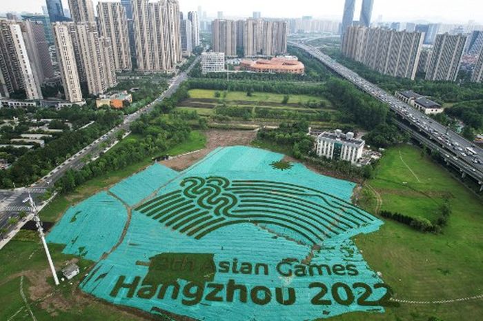 Foto udara yang diambil dari udara yang  memperlihatkan logo Asian Games 2022 yang dibuat dengan tanaman di Hangzhou, di provinsi Zhejiang timur China, 18 Juli 2022,