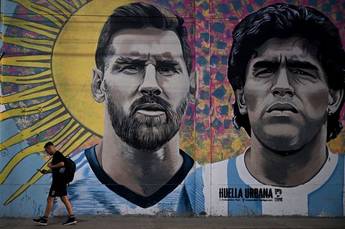 Mural Lionel Messi dan Diego Maradona ditampilkan di Buenos Aires (16/12/2022) jelang final Piala Dunia 2022 antara timnas Argentina vs Prancis.