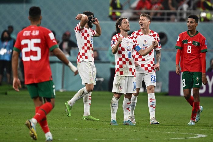 Luka Modric cs merayakan kemenangan timnas Kroasia atas timnas Maroko dalam duel Piala Dunia 2022 di Khalifa Stadium (17/12/2022).