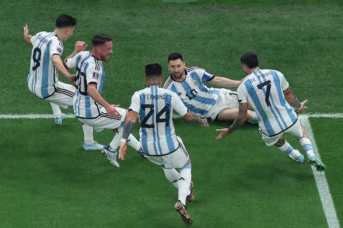 Para pemain timnas Argentina merayakan gol Lionel Messi dalam laga final Piala Dunia 2022 di Stadion Lusail, Minggu (18/12/2022). Meski tanpa Messi, amit-amit timnas Indonesia diamuk Argentina pada laga di Jakarta, Senin (19/6/2023).