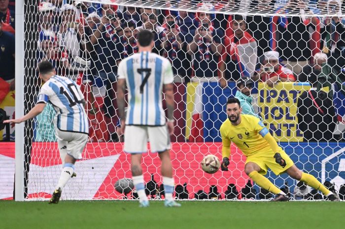 Kapten timnas Argentina, Lionel Messi, mencetak gol ke gawang timnas Prancis dalam laga final Piala Dunia 2022 di Stadion Lusail, Minggu (18/12/2022).