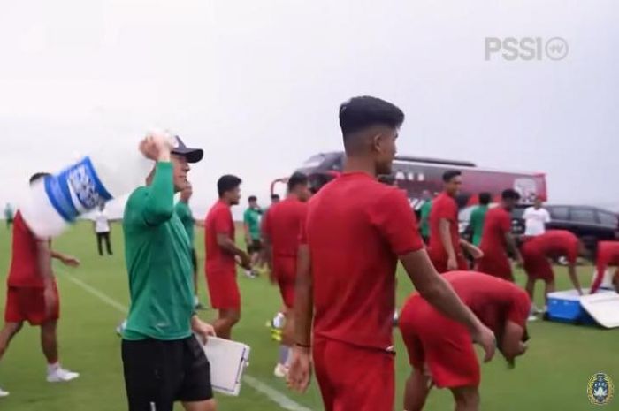 Aksi usil Shin Tae-yong pukul pemain timnas Indonesia.