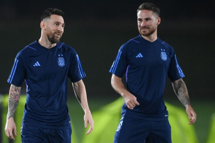 Kapten timnas Argentina, Lionel Messi, berbincang dengan Alexis Mac Allister. Messi akui siap melakoni laga final Piala Dunia 2022, Argentina vs Prancis.