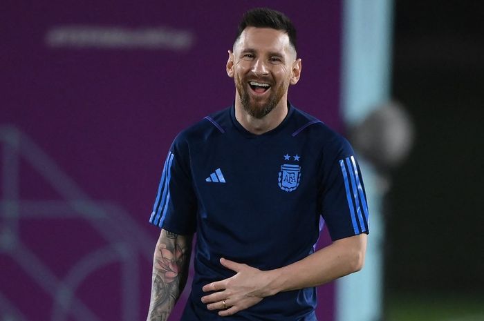 Kapten timnas Argentina, Lionel Messi, tertawa di sesi latihan. Messi langsung ukir sejarah di final Piala Dunia 2022 asal jadi pemain inti ketika Argentina vs Prancis.