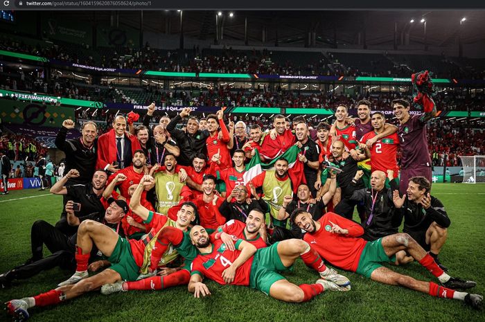 Para pemain timnas Maroko merayakan keberhasilan mencetak sejarah di Piala Dunia 2022.
