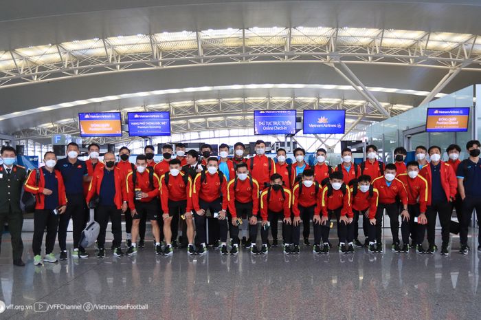 Skuad Timnas Vietnam berfoto di Bandara Noi Bai, Hanoi, sebelum berangkat ke Laos untuk tampil di Piala AFF 2022.