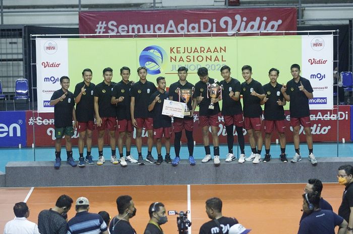 Tim bola voli Jatim Putra berpose setelah memastikan diri sebagai juara Kejurnas Bola Voli Junior di Padepokan Voli, Sentul, Bogor, Jawa Barat, Minggu (18/12/2022).