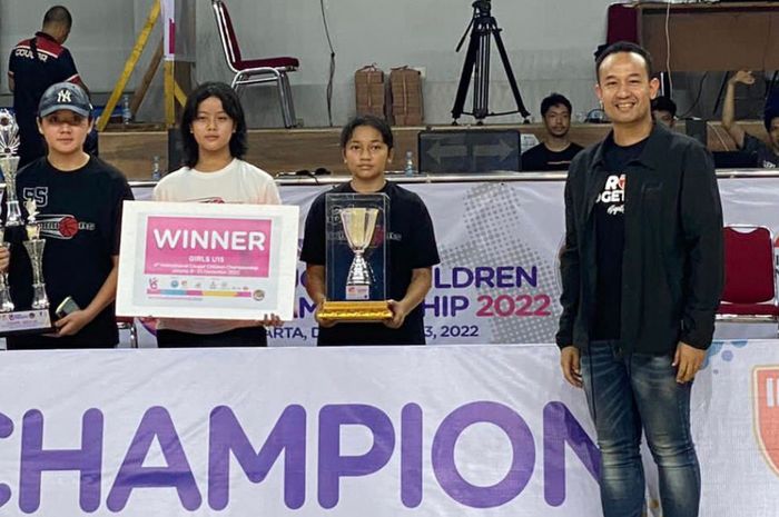 Direktur Utama Liga Bola Basket Indonesia (IBL), Junas Miradiarsyah memberikan pengharagaan pada ajang Cougar Children Championships 2022