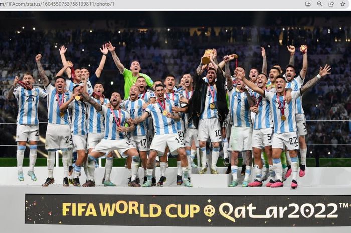 Timnas Argentina merayakan gelar juara Piala Dunia 2022 usai mengalahkan timnas Prancis dalam babak adu penalti dengan skor 4-2.