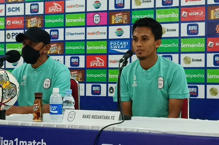 Pelatih dan pemain RANS Nusantara FC, Rahmad Darmawan dan Kurniawan dalam sesi jumpa pers setelah laga melawan Borneo FC di Stadion Manahan, Surakarta, Senin (19/12/2022).