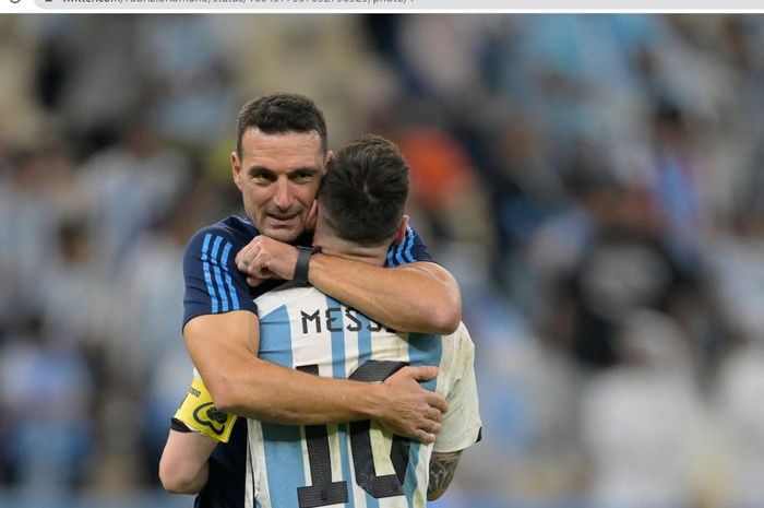 Lionel Scaloni memeluk Lionel Messi dalam sebuah pertandingan untuk timnas Argentina di Piala Dunia 2022.