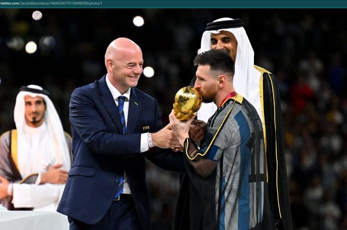 Momen Lionel Messi mengenakan jubah bisht saat mencium trofi Piala Dunia disaksikan oleh Presiden FIFA, Gianni Infantino dan Emir Qatar Sheikh Tamim bin Hamad Al Thani.