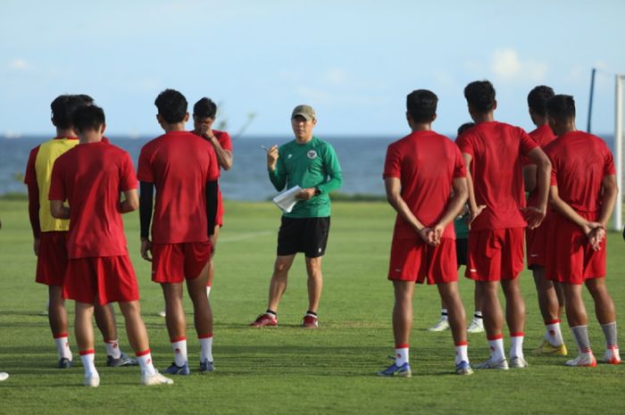 Pelatih Timnas Indonesia Shin Tae-yong menyampaikan arahan kepada para pemain dalam TC di Bali United Training Center kawasan Pantai Purnama, Gianyar, 18 Desember 2022, menjelang Piala AFF 2022.